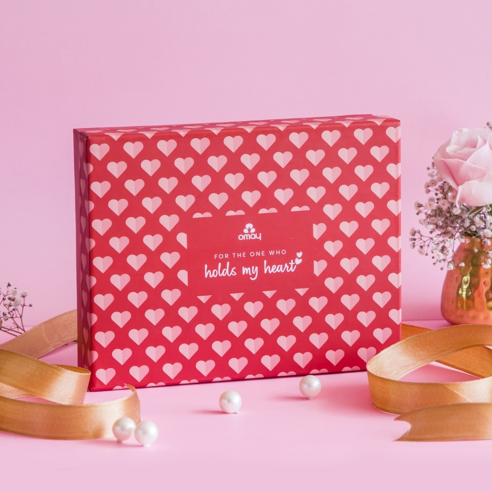 Blooming Love Valentine's Gift Box 900gm