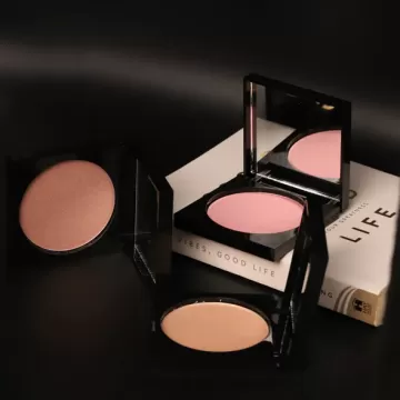 Wearified: Golden Hour Glow Highlighter Trio Bundle with Brush 02