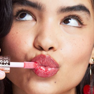 Makeup Revolution: Pout Bomb Plumping Gloss Cherry Sheer Red