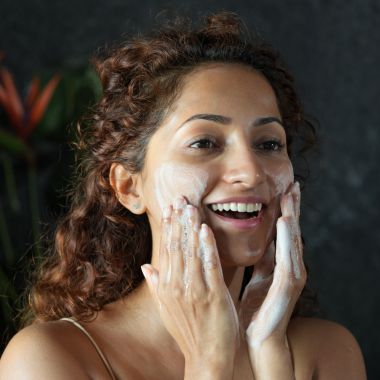 Skinvest: Clear Win Face Cleanser for pimple, acne and dark spots - 100ml | With Aloe Vera, Salicylic Acid 1% | Brightens & Hydrates Skin, Reduces Dark Spots & Blackheads | For All Skin - Men & Women