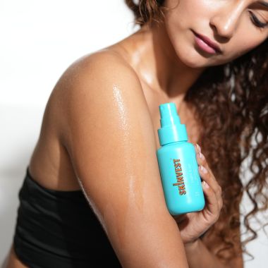 Skinvest: Light it up Sunscreen body spray - SPF 40 PA ++++ 100ml | with Kumkumadi Tailam | De-tans & Hydrates | Brightens Skin Tone | Removes Pigmentation | For All Skin Types | No white cast | No alcohol | Dermatologist Tested