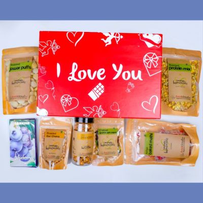 Foodcloud: I LOVE YOU Treats Gift Box - Pack of 7