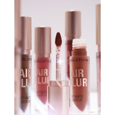 Makeup Revolution: Air Blur Matte Liquid Lipstick Black Cherry