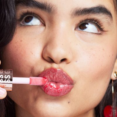 Makeup Revolution: Pout Bomb Plumping Gloss Cherry Sheer Red