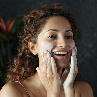 Skinvest: Clear Win Face Cleanser for pimple, acne and dark spots - 100ml | With Aloe Vera, Salicylic Acid 1% | Brightens & Hydrates Skin, Reduces Dark Spots & Blackheads | For All Skin - Men & Women