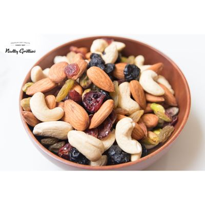 Nutty Gritties: Nutty Gritties Sports Mixed Nuts and Dry Fruit - Roasted Almonds, Cashews, Pistachios, Dried Blueberries, Cranberries and Raisins, Healthy Snack for all - 550g