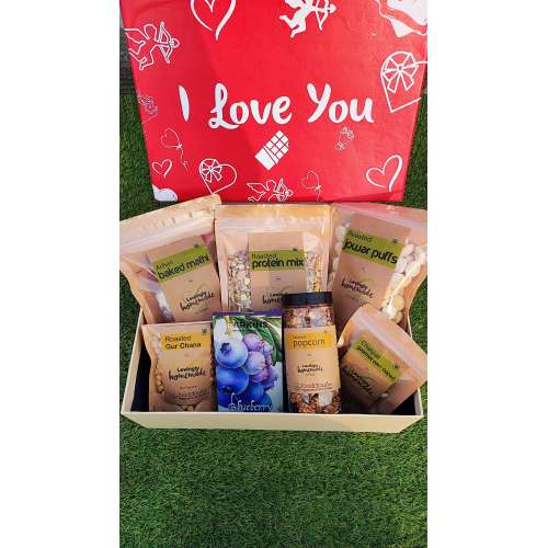 Foodcloud: I LOVE YOU Treats Gift Box - Pack of 7