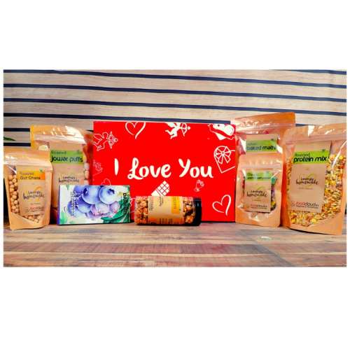 Foodcloud: I LOVE YOU Treats Gift Box - Pack of 7