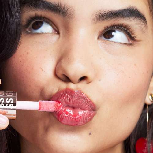 Makeup Revolution: Pout Bomb Plumping Gloss Cherry Sheer Red